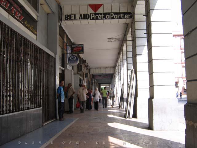 VOYAGE ORAN SEPTEMBRE 2006 35 10 sept. 06 - aprem -  RUE D ARZEW RUE LARBI BEN M HIDI LES ARCADES.JPG